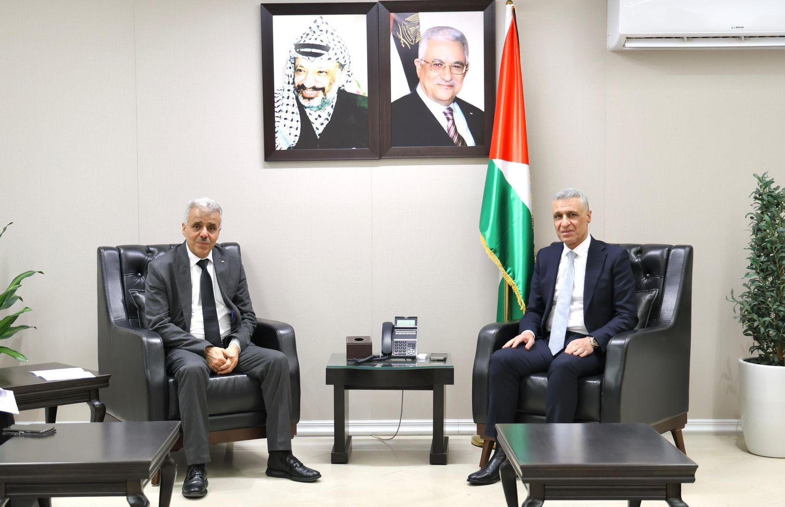 22/1/2026 رئيس الهيئة العامة للشؤون المدنية الوزير ايمن قنديل يلتقي وزير التربية والتعليم العالي د. أمجد برهم لبحث قضايا تتعلق بالتحديات التي يواجهها قطاع التعليم في فلسطين