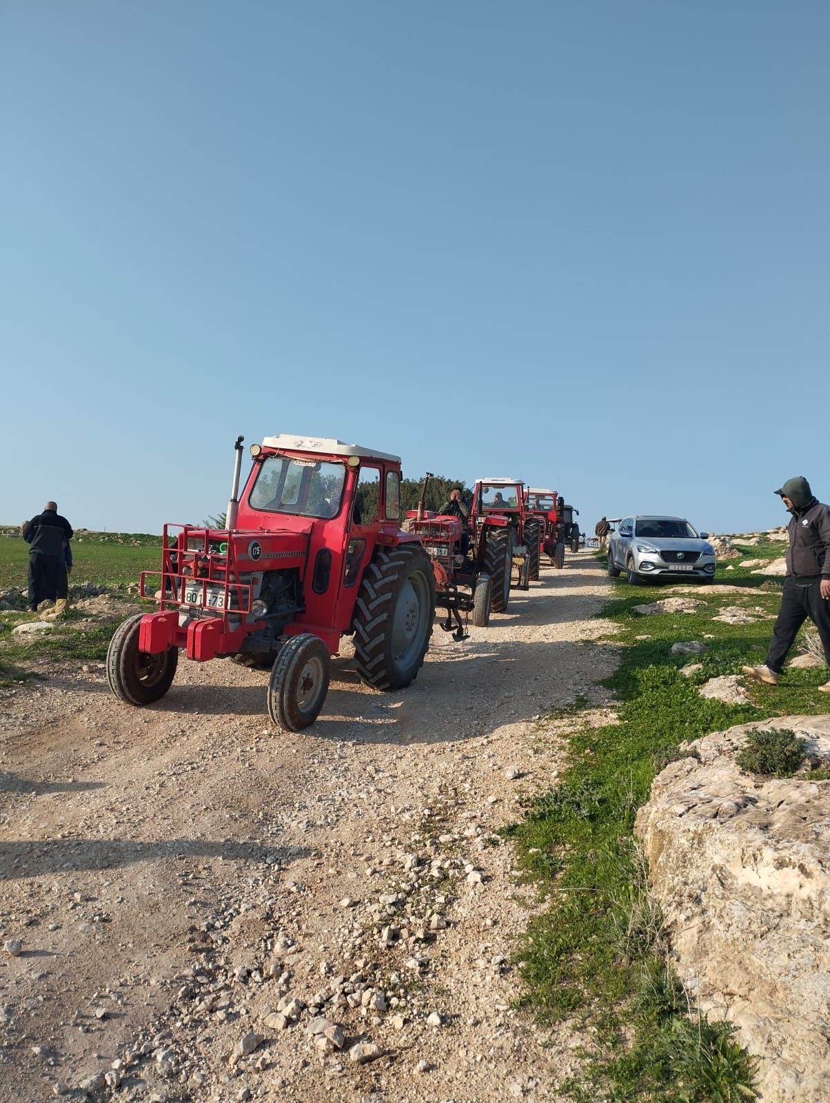 26/12/2025 تمكنت طواقمنا في طوباس، اليوم الجمعة ، من إجراء الترتيبات اللازمة لتمكين وتأمين دخول المواطنين والمزارعين والآليات الزراعية إلى أراضيهم