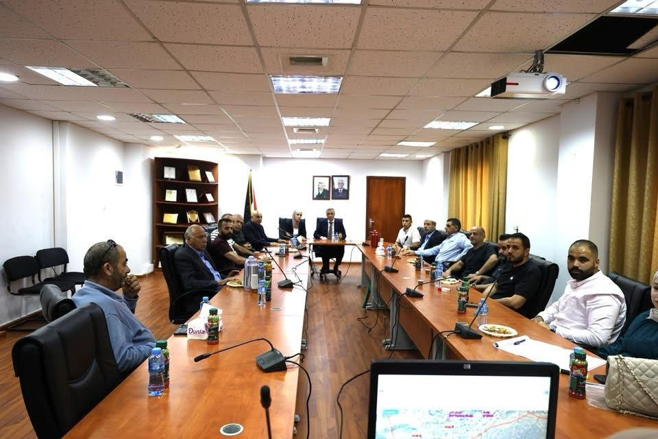 الوزير قنديل يلتقي رؤساء وأعضاء مجالس قروية لمناقشة التحديات الحالية وخطط التطوير وتوحيد الجهود